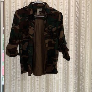 Mimi chica Camo button up